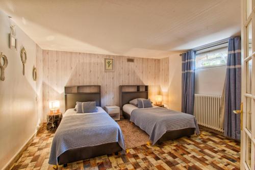 une chambre avec deux lits et une fenêtre dans l'établissement Villa la Cressonnière, à Deauville