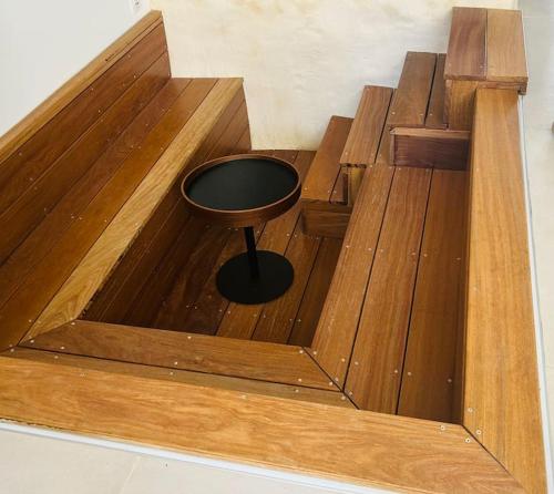 LéguevinにあるLove Room Toulouseの中央にスツールが置かれた木の床