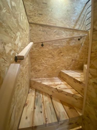 - une douche avec des escaliers en bois dans l'établissement Grange rénovée, 6 minutes du Lac d'Annecy vue sur le Mont-Blanc, à Giez