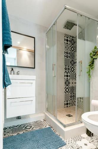 une salle de bain avec une douche, des toilettes et un lavabo dans l'établissement La Bulle spa barbecue netflix - Paris Orly, à Sainte-Geneviève-des-Bois