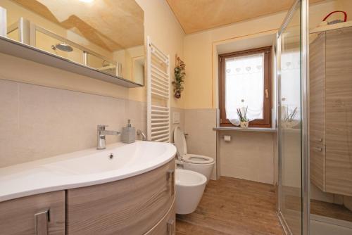 łazienka z umywalką i toaletą w obiekcie Casa Kristel CIR COMUNALE N 14 w Aoście