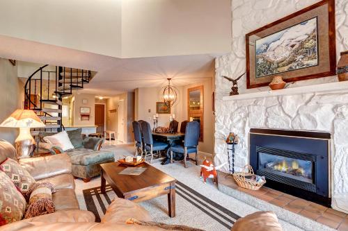 Una sala de estar con chimenea y un sofá. en Sawmill Creek Condo 406 by Great Western Lodging, en Breckenridge