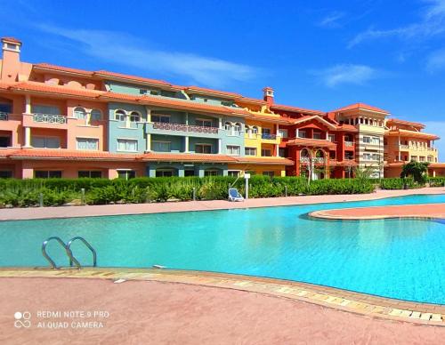 シャルム・エル・シェイクにあるPorto Sharm hosts & apartmentsの建物前の大型スイミングプール
