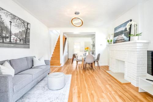 ein Wohnzimmer mit einem Sofa und einem Kamin in der Unterkunft Stunning Home with Large Patio Sundeck in Toronto