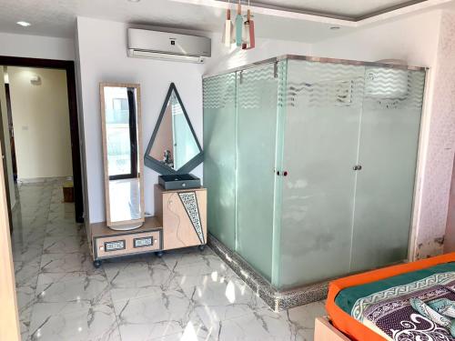 Porto Said Resort Chalet في بورسعيد: حمام مع دش زجاجي ومرآة