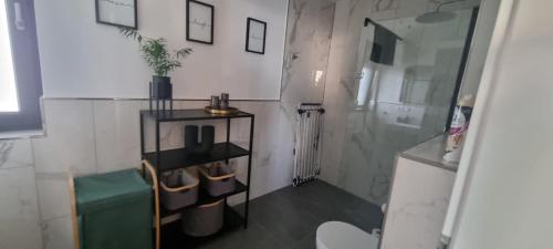 ein Zimmer mit einem Tisch und einem Stuhl in einem Zimmer in der Unterkunft Stilvoll und modern in Weyhausen