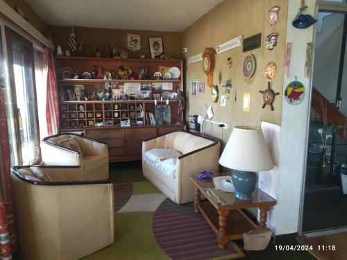 ein Wohnzimmer mit einem Sofa und einem Tisch mit einer Lampe in der Unterkunft TIEN TAI TUNA in La Paloma
