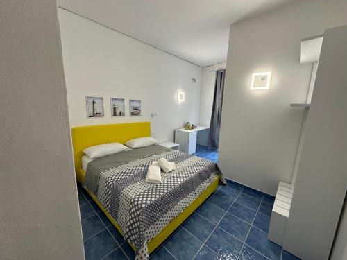 - une chambre avec un lit dans l'établissement La Vesuviana, à Castellammare di Stabia