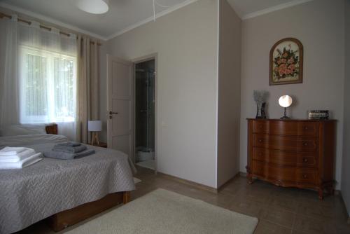 una camera con letto, cassettiera e finestra di Ezera Pērle a Myza Keipen