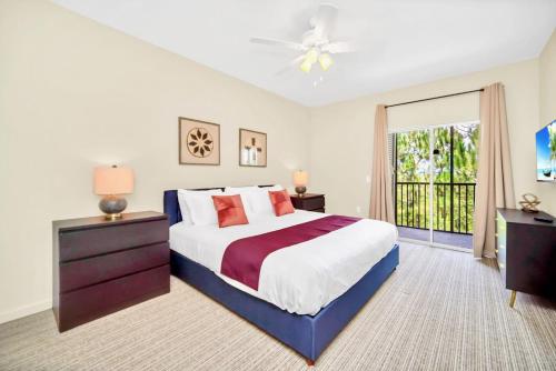 ein Schlafzimmer mit einem großen Bett und einem Fenster in der Unterkunft 3BR Condo with Hot Tub and Pool - Near Disney in Orlando