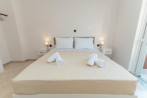 En eller flere senge i et værelse på Lux City Apartment