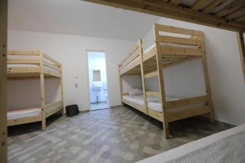 2 literas en una habitación con pasillo en DHARMA HOUSE, en Vama Veche