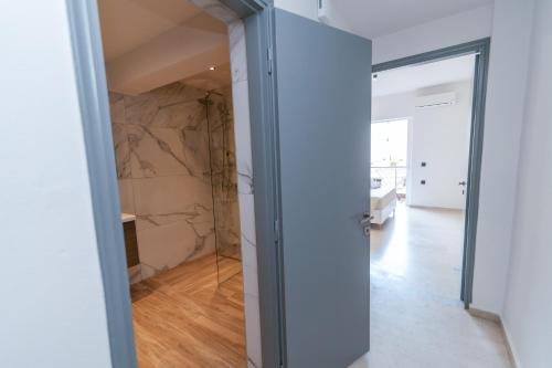 Et badeværelse på Lux City Apartment