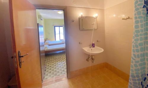 迪亞法尼翁的住宿－Studio Apartments，一间带水槽和淋浴的浴室