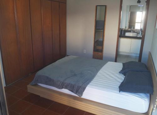 a large bed in a room with at AnaLuiza Smarthome in Sao Jose do Rio Preto