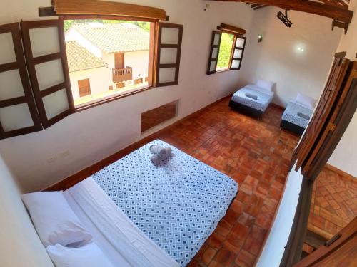 an overhead view of a room with a bed and a window at La Casa Del Toche Barichara in Barichara