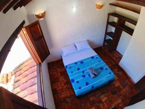 an overhead view of a room with two beds and a ladder at La Casa Del Toche Barichara in Barichara