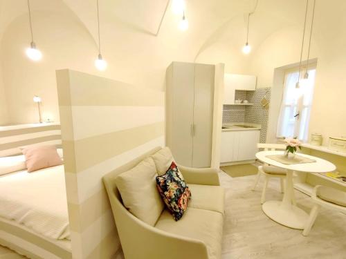 una camera da letto con un letto, una sedia e un tavolo di Suite 20 passi dal mare a Laigueglia