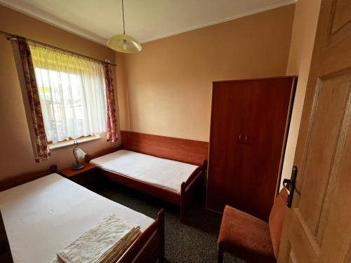 a small room with a bed and a window at Domki-Apartamenty HALS in Władysławowo