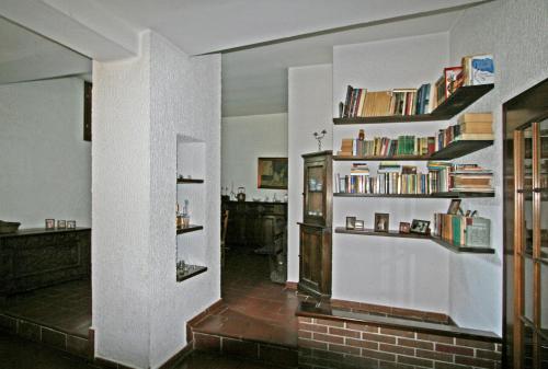 un pasillo con estanterías de libros en la pared en B&B il Pisolo Di Meina, en Meina