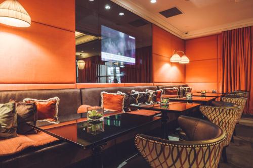 een restaurant met 2 tafels en een bank bij Michelangelo Hotel in New York