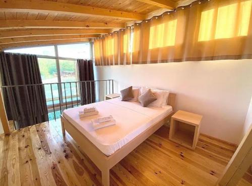 Un dormitorio pequeño con una cama y un balcón. en Nana - river Villa no.315, en Ulcinj