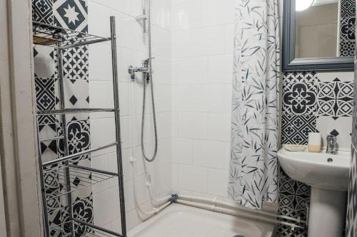 a small bathroom with a shower and a sink at Magnifique Appartement Cosy in Neuilly-Plaisance