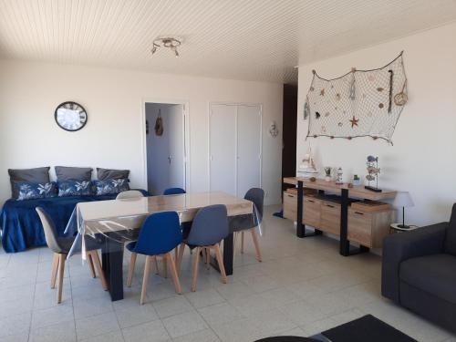 - un salon avec une table à manger et un lit dans l'établissement Appartement vue mer - LA FAUTE SUR MER, à La Faute-sur-Mer