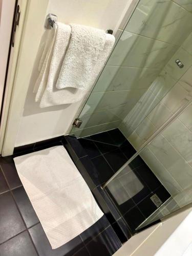 Koupelna v ubytování A007 Embassy Gardens Studio Apartm