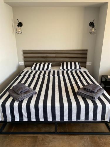 Un pat sau paturi într-o cameră la Aloha Playa España
