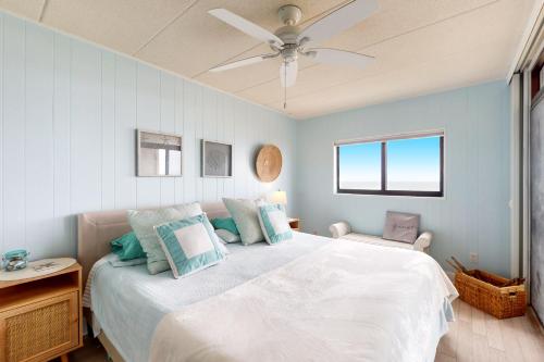 1 dormitorio con 1 cama y ventilador de techo en Boca Grande 504, en Ocean City