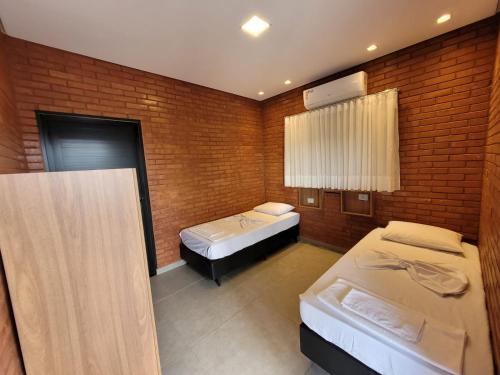 Un pat sau paturi într-o cameră la Bee Cool Hostel
