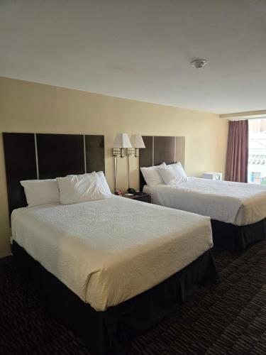 Una cama o camas en una habitación de Ramada Plaza by Wyndham Niagara Falls