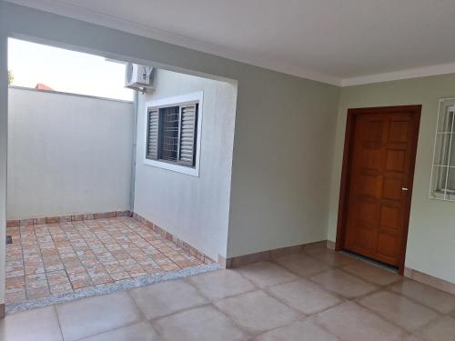 an empty room with a door and a window at Regente Feijó Centro in Regente Feijó