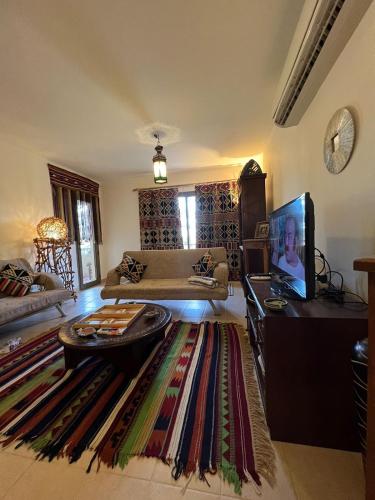 sala de estar con sofá y alfombra grande en Marasi Catania en El Cairo
