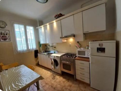 Il comprend une cuisine équipée d'une cuisinière et d'un réfrigérateur blanc. dans l'établissement Smart AC apartament close sea downtown Great Stay, à Nice