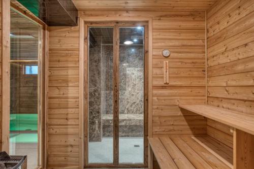 uma sauna com paredes de madeira e uma porta de vidro em Mittenwald Grunkopf Ferienhaus em Mittenwald