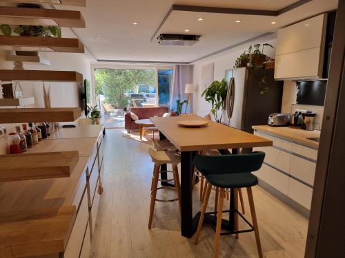 Η κουζίνα ή μικρή κουζίνα στο Marina Exceptionnelle - 8 pers - 120 m2 vue mer - Suites Parentales - Cinéma - Ponton