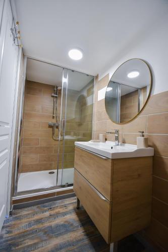 une salle de bain avec un lavabo et une douche dans l'établissement L'Oasis H24, Atypique, Port, Plage, Fibre, Netflix, à La Seyne-sur-Mer