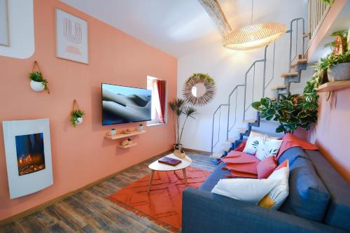 - un salon avec un canapé bleu et un escalier dans l'établissement L'Oasis H24, Atypique, Port, Plage, Fibre, Netflix, à La Seyne-sur-Mer