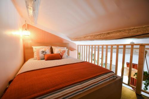 une chambre avec un lit sur un balcon dans l'établissement L'Oasis H24, Atypique, Port, Plage, Fibre, Netflix, à La Seyne-sur-Mer