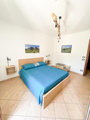 Roccaforte MondovìにあるCa Suvranのベッドルーム1室(青いベッド1台付)
