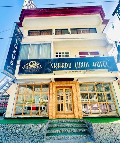 um edifício com uma placa para um hotel em Skardu Luxus Hotel em Skardu