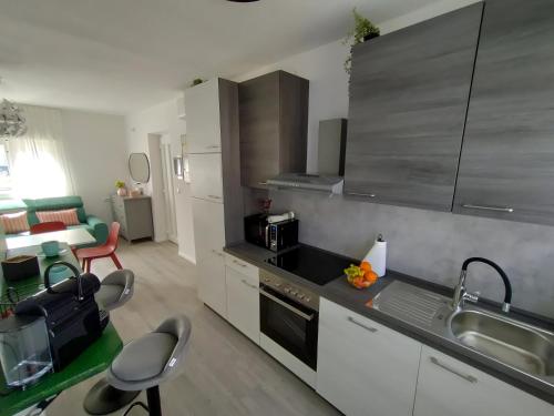 Dapur atau dapur kecil di Apartment Alma