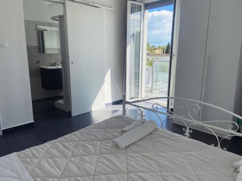 sypialnia z łóżkiem i widokiem na łazienkę w obiekcie B&B FRONTEMARE San Salvo Marina CH w mieście San Salvo