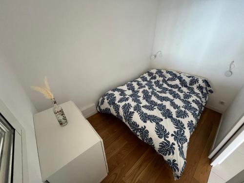 une petite pièce avec un lit et une table dans l'établissement Sea View and Promenade, à Nice