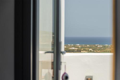 a view of the ocean from a window at Villa Lagkadia in Glinádhon