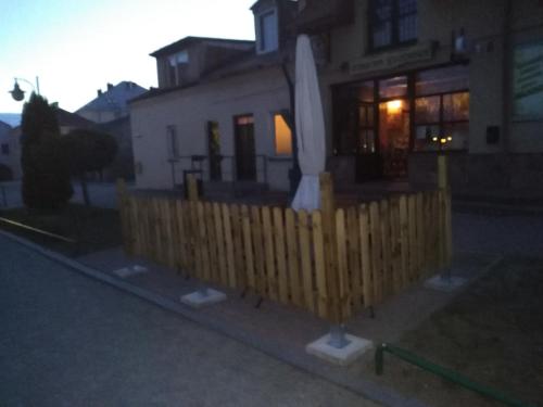 une clôture jaune devant une maison dans l'établissement Maja, à Szydłów