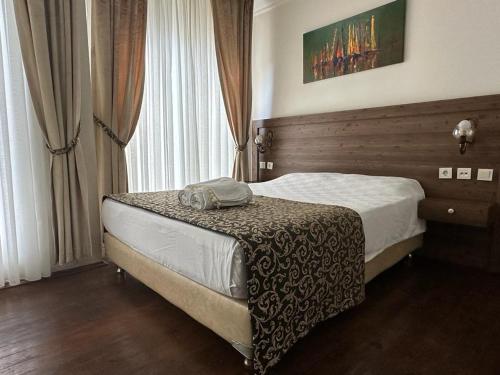 Un pat sau paturi într-o cameră la Paperon Hotel