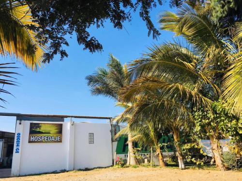 un edificio en la playa con palmeras en Hospedaje Talareño Hokua Suite, en Talara